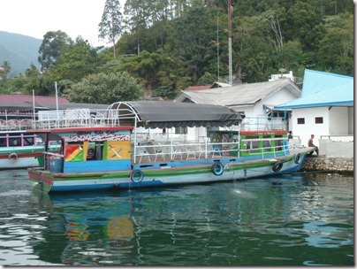 Le "ferry" qui doit nous emmener à Tuk Tuk